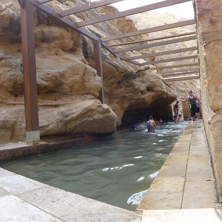 Afra Hot Springs Chalets At-Tafilah Exteriör bild
