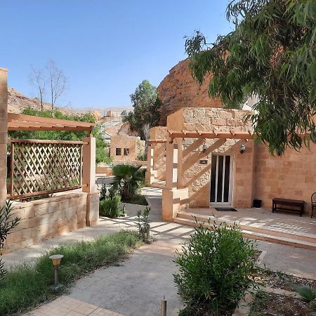Afra Hot Springs Chalets At-Tafilah Exteriör bild