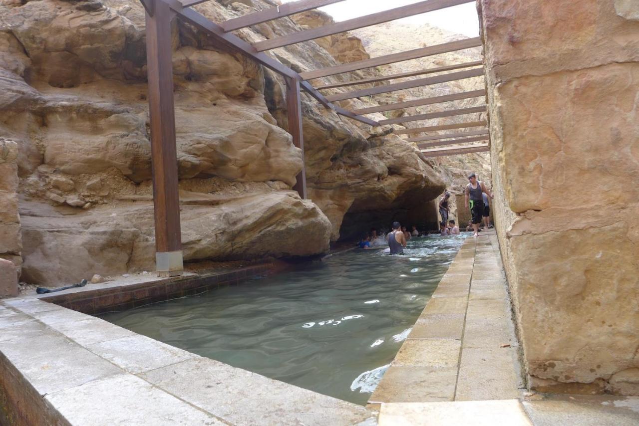 Afra Hot Springs Chalets At-Tafilah Exteriör bild
