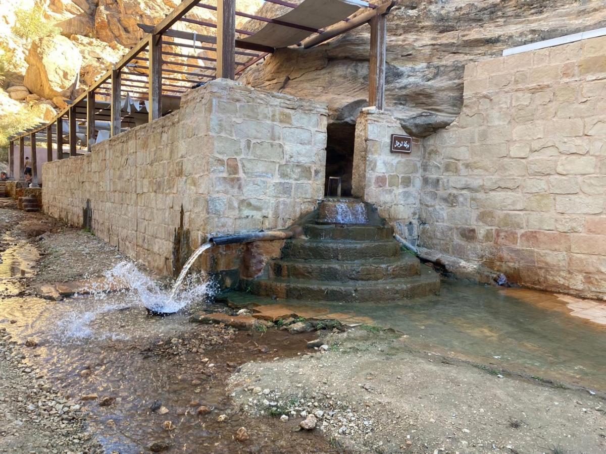 Afra Hot Springs Chalets At-Tafilah Exteriör bild