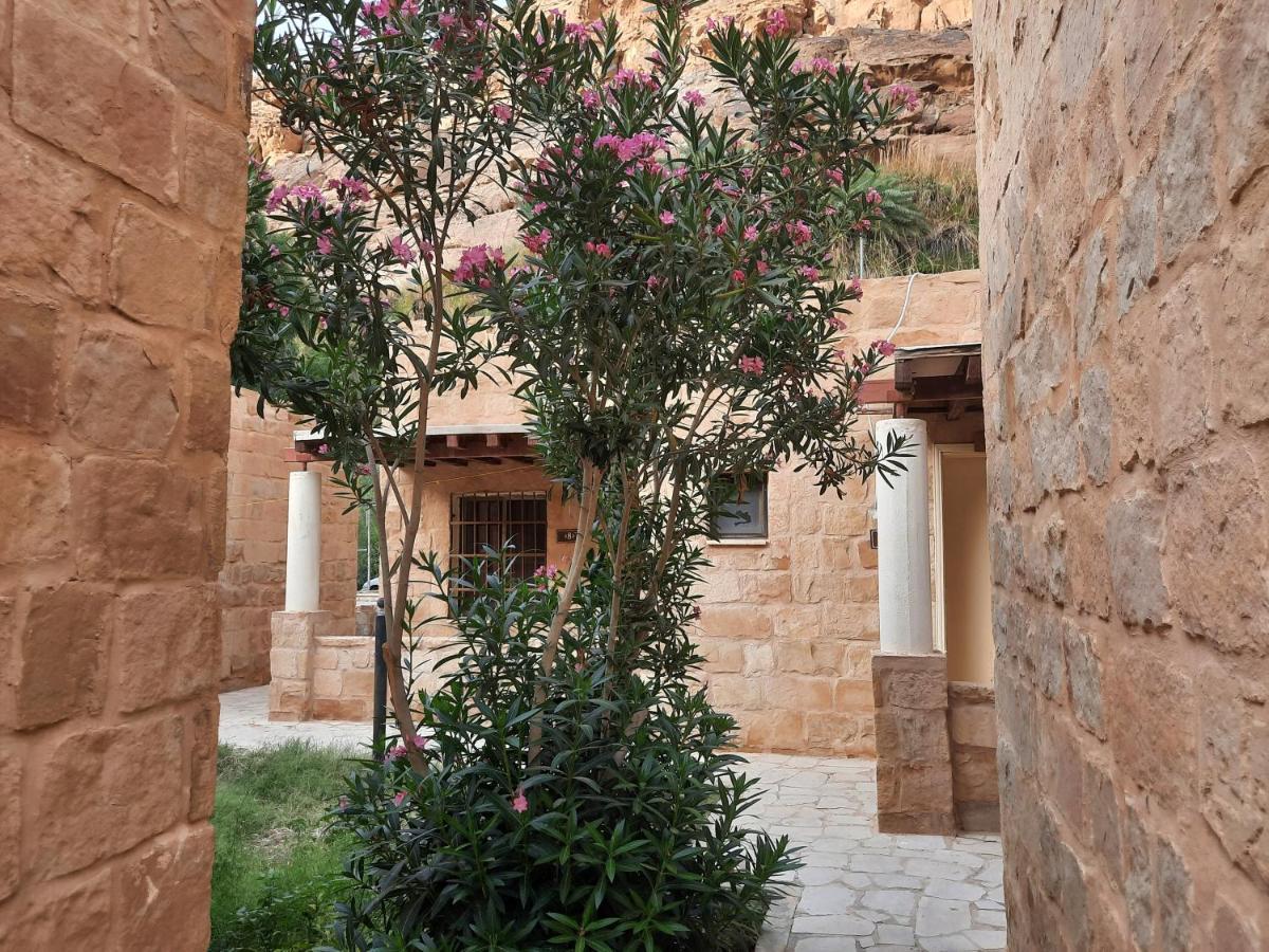 Afra Hot Springs Chalets At-Tafilah Exteriör bild