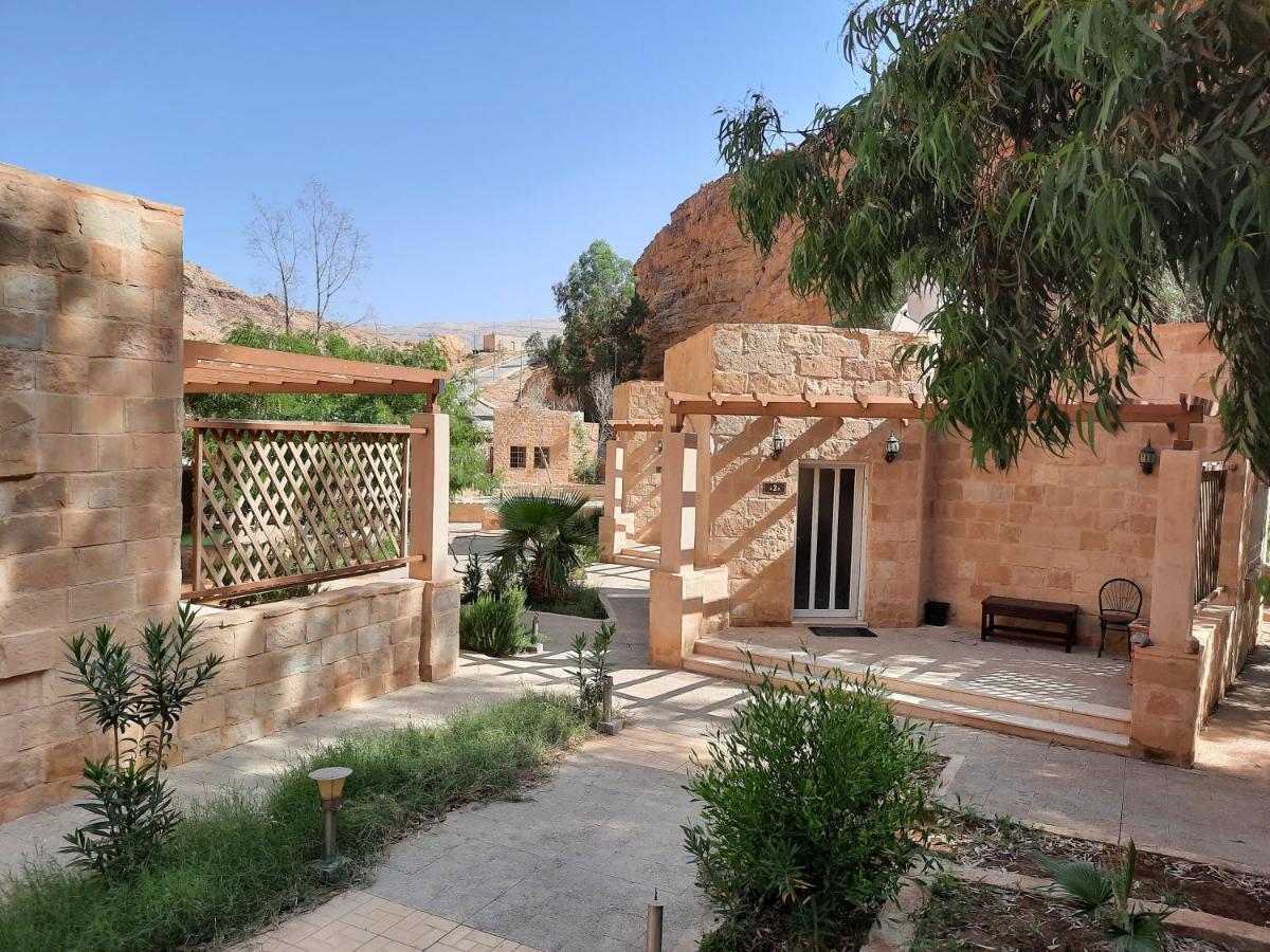 Afra Hot Springs Chalets At-Tafilah Exteriör bild