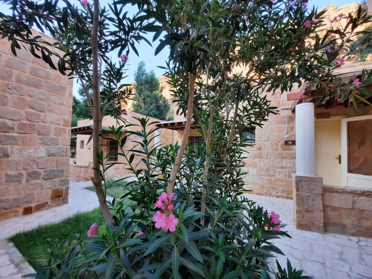 Afra Hot Springs Chalets At-Tafilah Exteriör bild